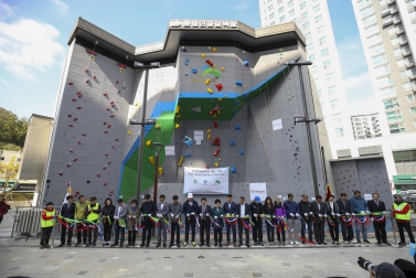 은평인공암벽장 개관식 및 서울시교육감배 학생스포츠클라이밍 대회