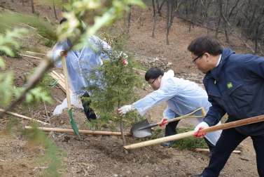 제72회 식목일 \'편백나무 힐링숲\' 나무심기 행사-2