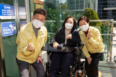 안내견 환영 현판식